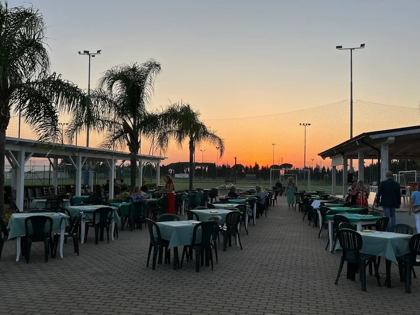 Area eventi al tramonto dorato
